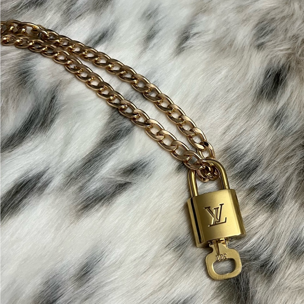 Louis Vuitton Brass Lock & Key #322 with Unbranded Chain - Picture 5 of 7